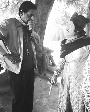 শতরঞ্জ কে খিলাড়ী (১৯৭৭) শুটিংয়ে অভিনেতা সৈয়দ জাফরীকে নির্দেশ দিচ্ছেন